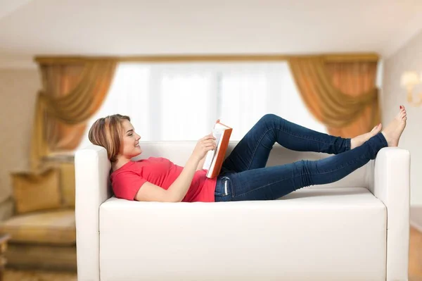 Mujer Feliz Con Libro Sofá Cómodo — Foto de Stock