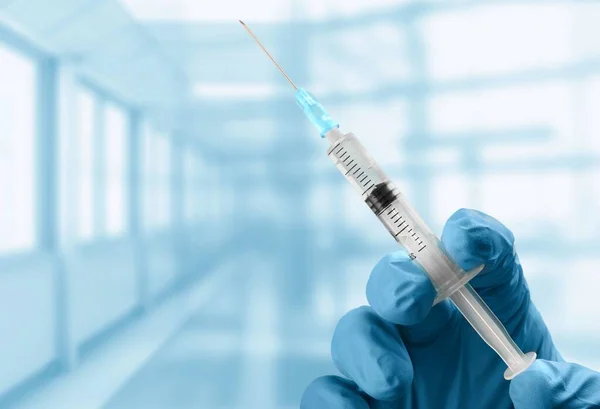 注射器里有柯罗那韦疫苗 医生正在准备一个剂量 — 图库照片