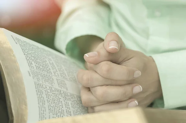 Manos Mujer Rezar Por Bendición Dios Con Biblia Fondo Aire — Foto de Stock