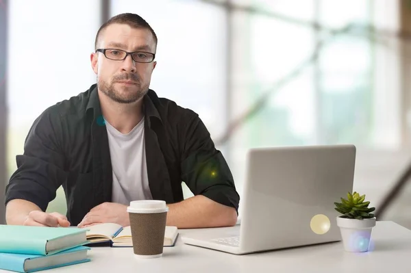 Lächelnder Reifer Geschäftsmann Mit Laptop Büro lizenzfreie Stockfotos