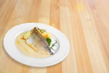 Tabakta soslu lezzetli balık tabağı