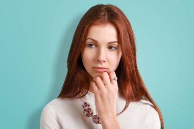 Şaşırmış, kafası karışmış, endişeli, poz veren genç kadın.