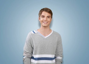 Yakışıklı, arkadaş canlısı ve kibar bir adam, moda tişörtlü, gülümseyen.