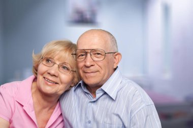 Mutlu, olgun, klas bir çift sarılıyor, güzel bir geleceği düşünüyor..