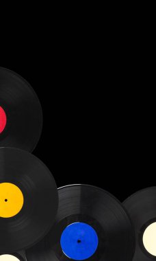 Arka planda çok renkli plaklar var. Retro ya da müzik konsepti