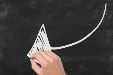 Siyah arkaplanda beyaz bir ok çiziyor