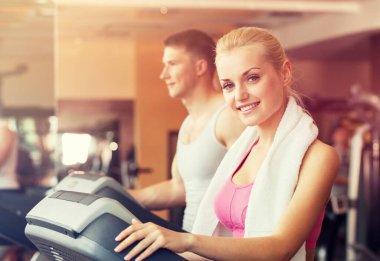 Çekici bir çift spor salonunda ya da spor salonunda eğitim yapıyor.,