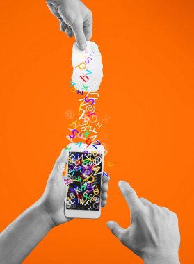 Beyaz arkaplanı olan akıllı bir telefonu tutan