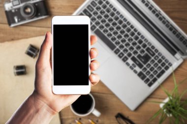 Akıllı telefon koruma konsepti. Şifreli veri. Kişisel online mahremiyet. Siber hacker tehdidi.