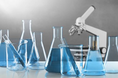 Laboratuvar bardakları ve mataralar masada.