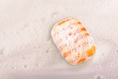 Yüz temizleyici köpük örneği. Çıplak arkaplanda köpük kabarcıkları.