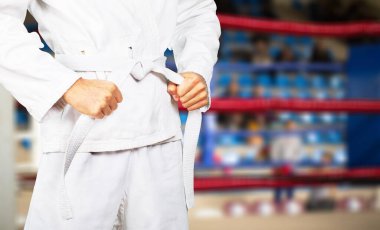 Beyaz üniformalı karateci.