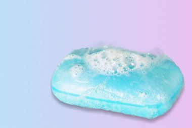 Yüz temizleyici köpük örneği. Çıplak arkaplanda köpük kabarcıkları.