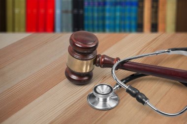 Tahta tokmak ve steteskop masanın üstünde.