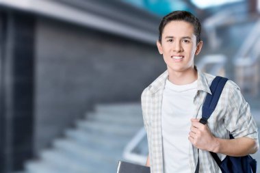 Mutlu ve başarılı bir üniversite öğrencisi okula geri dönüyor.