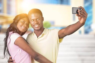 Mutlu çift yaz tatili, yaşam tarzı, seyahat konsepti boyunca selfie çekerken eğleniyor.