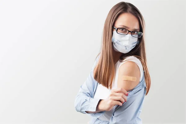 Vacker Ung Kvinna Bär Mask Ett Vaccinskydd Coronavirus — Stockfoto