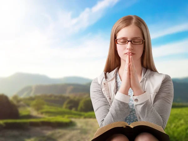Ncil Deki Bir Insanın Elleri Ncil Okuyup Dua Ederek Hıristiyanlık — Stok fotoğraf