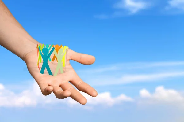 Рука Тримає Руки Дитини Синьою Стрічкою Білому Тлі — стокове фото