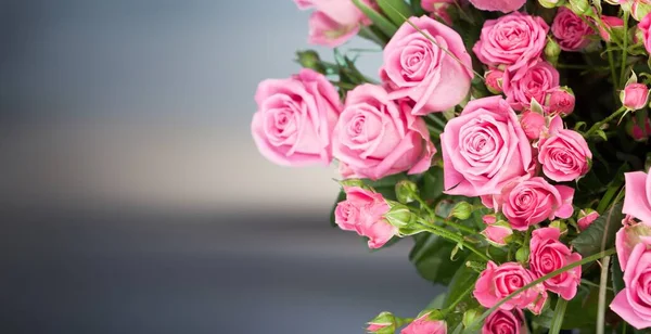 美丽的粉红色玫瑰 浪漫的花束 — 图库照片