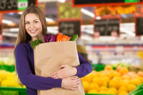 Mujer Joven Con Bolsa Compras Con Comestibles Supermercado —  Fotos de Stock