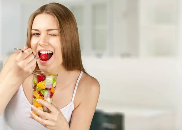 Junge Frau Isst Salat Home Konzept Gesunder Lebensstil — Stockfoto