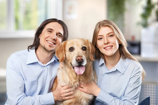 Conceito Amor Cuidado Retrato Casal Alegre Batendo Seu Cão — Fotografia de Stock