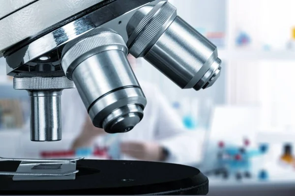 Ηλεκτρονικός Μηχανικός Επιστήμονας Που Εργάζεται Μικροσκόπιο Κοιτάζοντας Μικροτσίπ Πυριτίου — Φωτογραφία Αρχείου