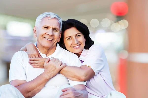 陽気な笑い面白いカップル高齢者と女性抱擁 — ストック写真