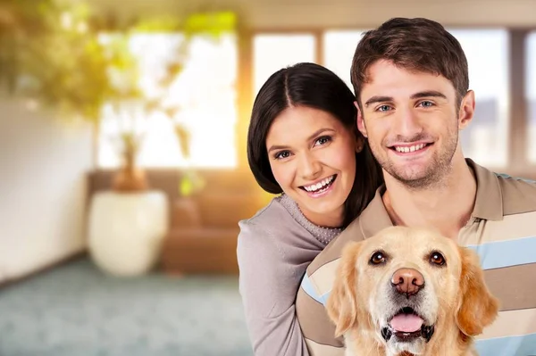 Concepto Amor Cuidado Retrato Pareja Alegre Acariciando Perro — Foto de Stock