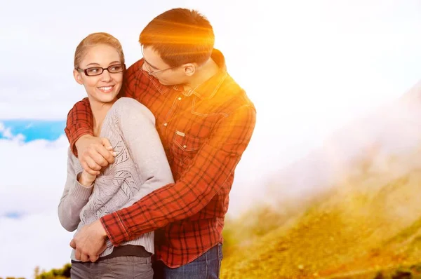 Pareja Amantes Abrazándose Besándose Atardecer Amor Juventud Concepto Felicidad — Foto de Stock