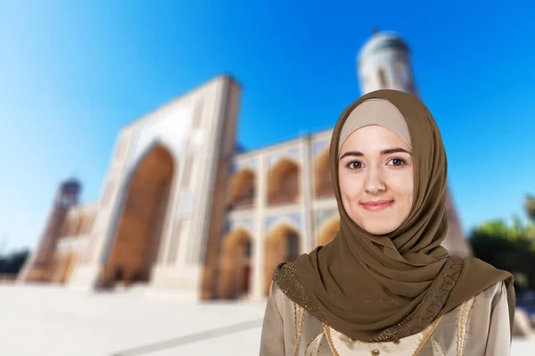 Muslimisches Mädchen Legt Sich Vor Outdoor Hintergrund Einen Schal Den — Stockfoto