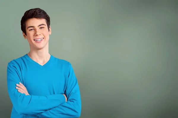 Guapo Hombre Adulto Medio Mirando Cámara Contra Pared Sonriendo —  Fotos de Stock