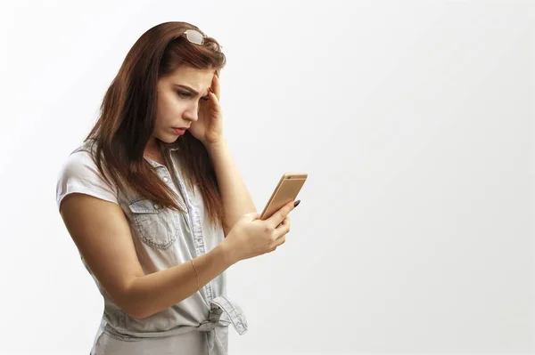 Portrait Girl Looks Surprised Excited Smartphone Screen Mobile Phone — Stock Photo, Image