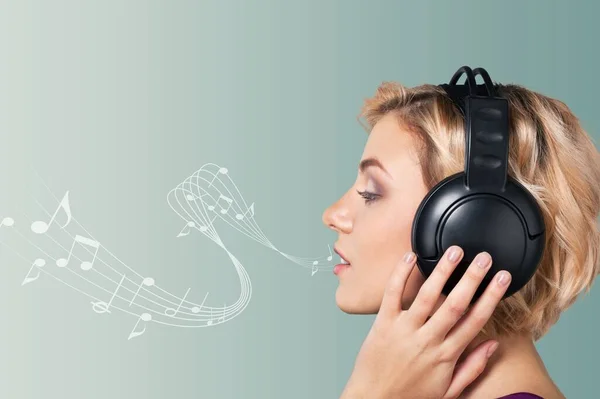 Mujer Joven Escuchando Música Cantando Una Canción — Foto de Stock