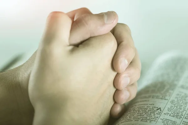 Mains Femme Priez Pour Bénédiction Dieu Avec Bible Sur Fond — Photo