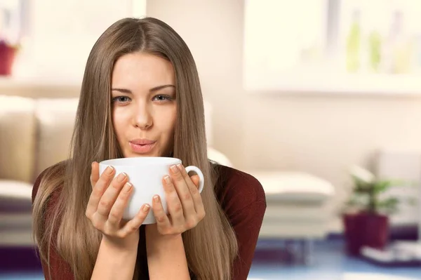 Portret Radosnej Młodej Kobiety Pijącej Kawę Lub Herbatę Domu — Zdjęcie stockowe