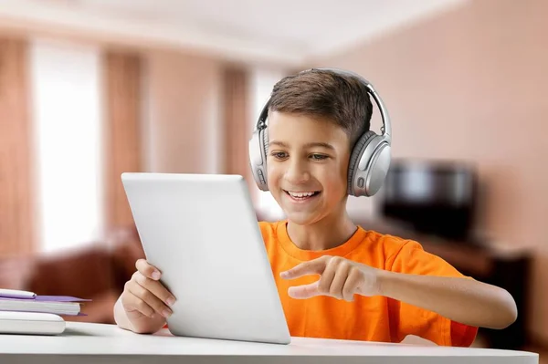 Chłopiec Laptopem Słuchawkami Odrabiający Lekcje Domu — Zdjęcie stockowe