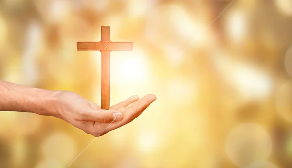 Людина Молиться Хрестом Розмитому Фоні — стокове фото