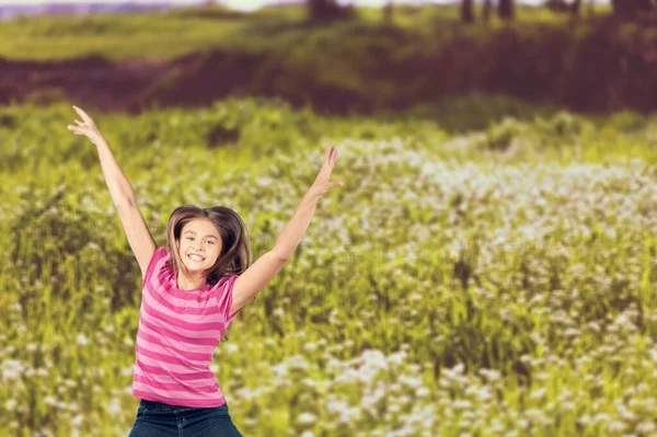 Junge Frau Springt Gegen Sommerfeld — Stockfoto