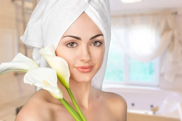 Młoda Piękna Kobieta Ręczniku Kąpielowym Spa Domu Wzięciu Prysznica — Zdjęcie stockowe