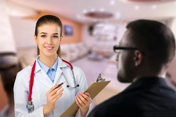 Médecin Soutenant Encourageant Patient Âgé Lors Une Visite Domicile Pendant — Photo