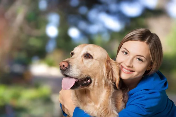 Ritratto Bella Ragazza Che Accarezza Abbraccia Cane All Aperto — Foto Stock