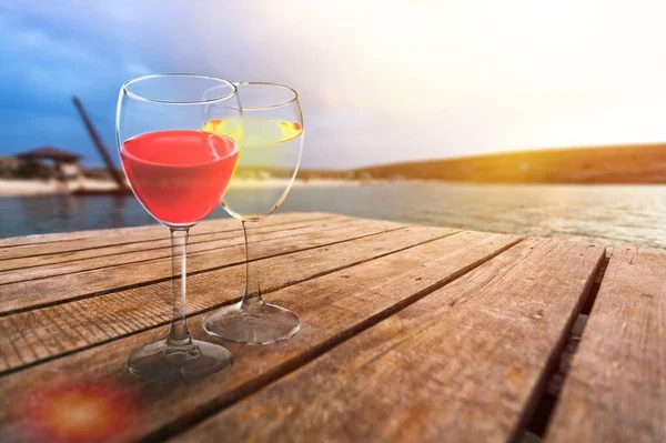 Bicchieri Vino Rosso Bicchiere Acqua Sulla Spiaggia — Foto Stock
