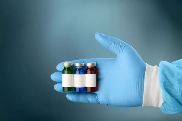 Orvos Kezében Egy Tabletta Kék Folyadék Kezében — Stock Fotó