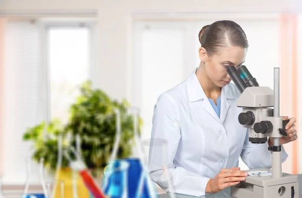 Medico Scienziato Donna Che Analizza Risultati Dei Test Utilizzando Microscopio — Foto Stock