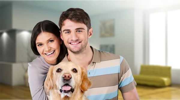 Concepto Amor Cuidado Retrato Pareja Alegre Acariciando Perro — Foto de Stock