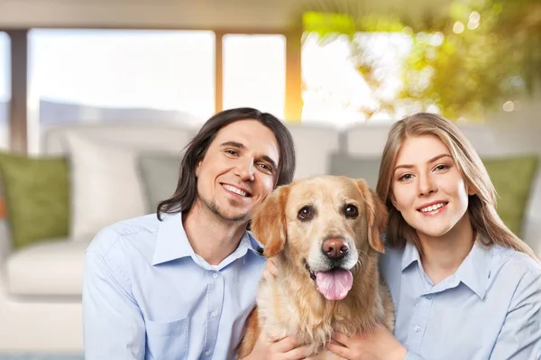 Concepto Amor Cuidado Retrato Pareja Alegre Acariciando Perro —  Fotos de Stock