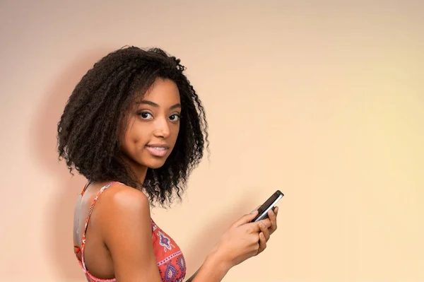 Jeune Femme Afro Américaine Utilisant Smartphone — Photo