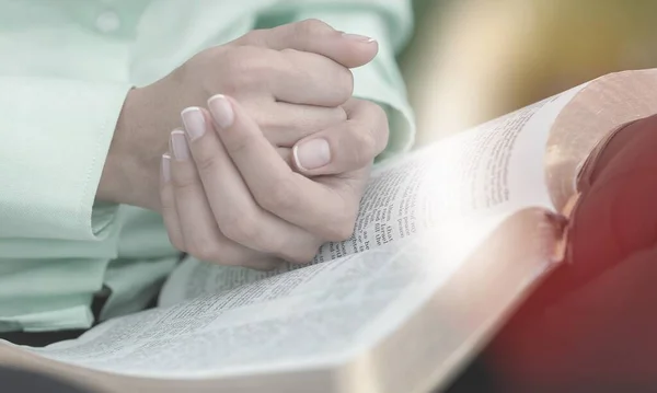 Manos Mujer Rezar Por Bendición Dios Con Biblia Fondo Aire — Foto de Stock